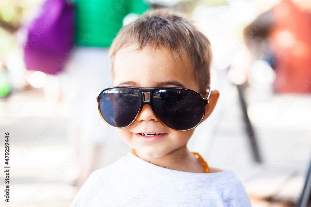 Baby mit Sonnenbrille Baby mit Sonnenbrille
