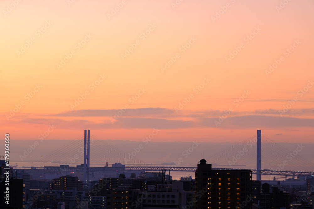 早朝、日が昇りあたりはオレンジ色に染まる。雲に隠れていた太陽が顔を出す。大阪湾の先に和泉山脈・紀伊山地の稜線が見える。 早朝、日が昇りあたりはオレンジ色に染まる。雲に隠れていた太陽が顔を出す。大阪湾の先に和泉山脈・紀伊山地の稜線が見える。