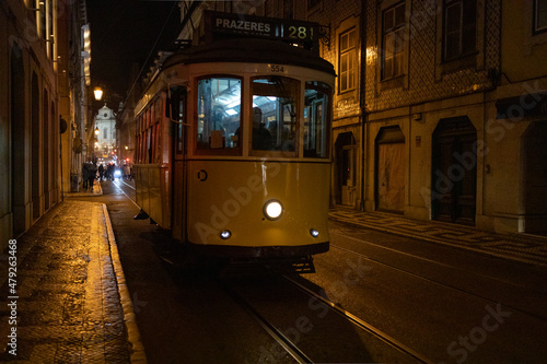 Trem elétrico no centro de Lisboa noite em Portugal