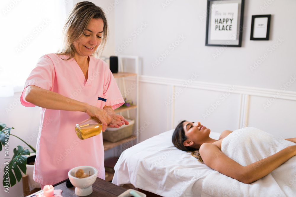 Fototapeta premium Masseuse preparing for a massage
