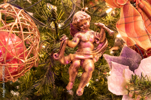 ツリーに吊るした金色の天使やリボンなどのクリスマスツリーオーナメント