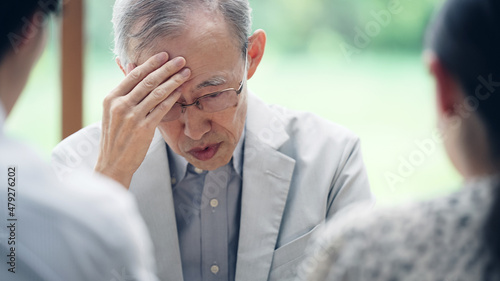 Konstfotografi 男女二人と話し合うシニア男性