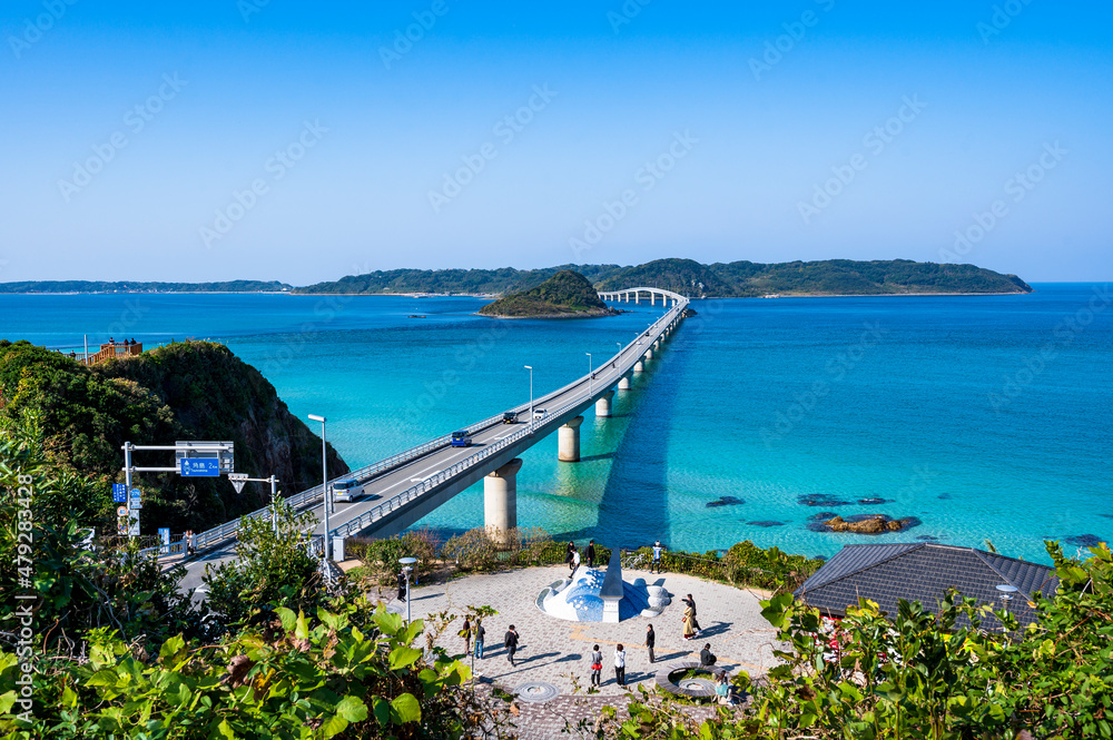 Naklejka premium Tsunoshima Ohashi Bridge over the emerald green sea
