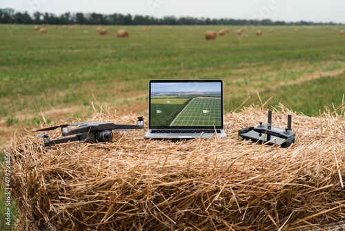 Canvas-taulu Laptop and drone on the field