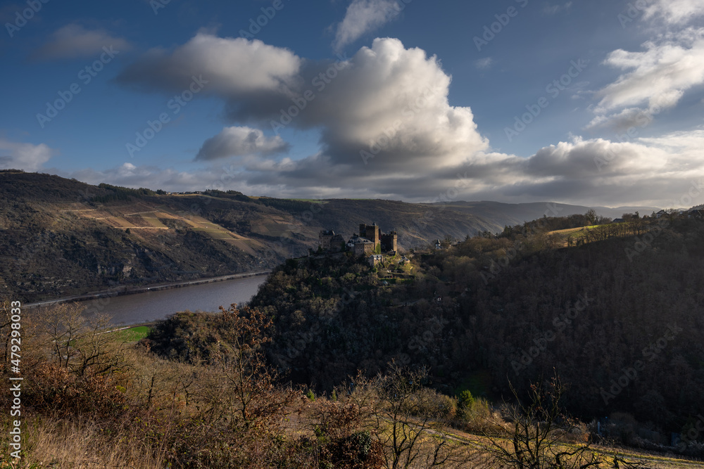 Mittelrheintal bei Oberwesel mit Burg Schönburg