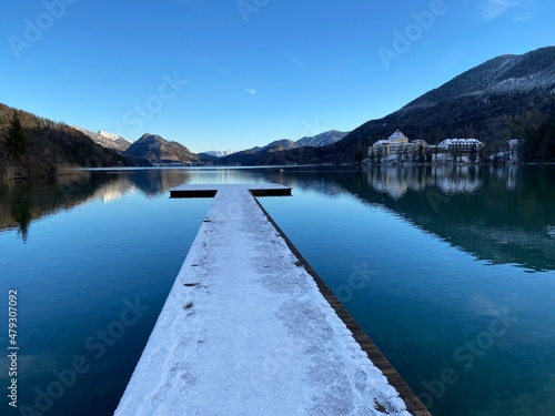 Fototapeta Naklejka Na Ścianę i Meble -  Fuschlsee, Salzburger Land, an einem Wintertag zu Sonnenuntergang