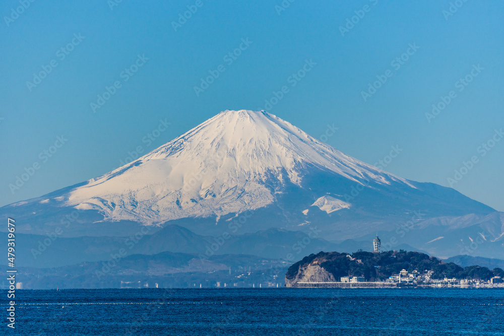 神奈川県逗子海岸からの富士山と江ノ島