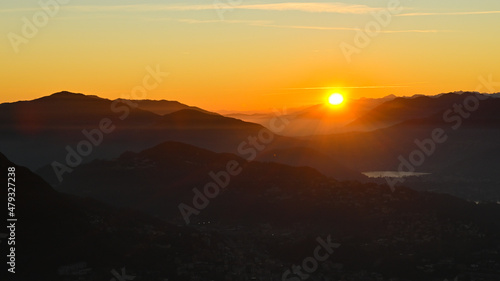 Wallpaper Mural Sole che tramonta sopra il lago, bellissimo momento nel mese di ottobre, con scia dorata sopra le montagne Torontodigital.ca