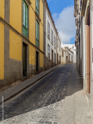 Fototapeta Naklejka Na Ścianę i Meble -  Gasse mit farbigen Häusern in Arucas auf derInsel Gran Canaria