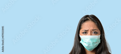 Fotografía Woman wearing a green medical protective mask against Covid