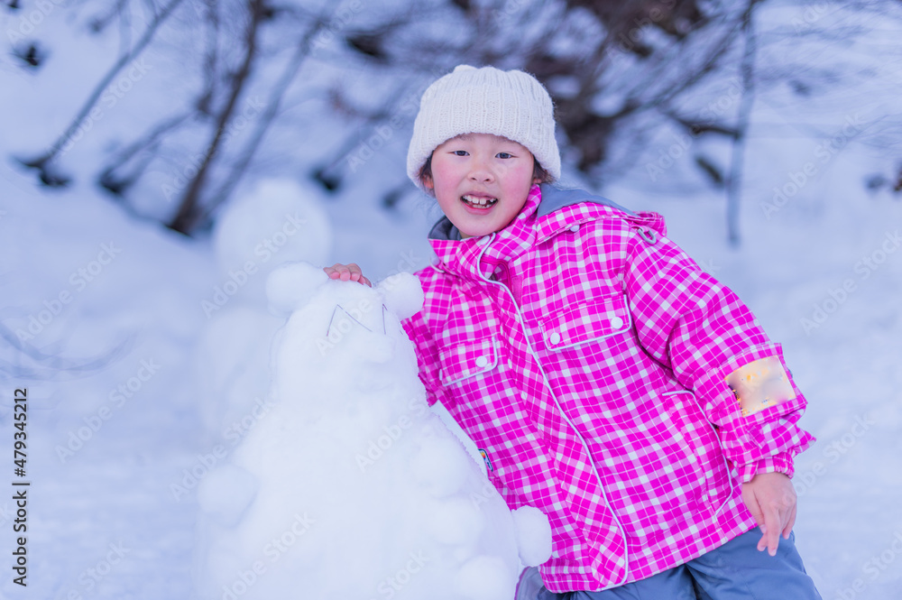雪あそびする女の子 雪あそびする女の子