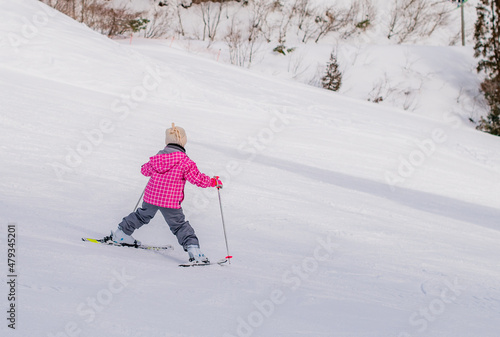 スキーレッスンを受けるこども