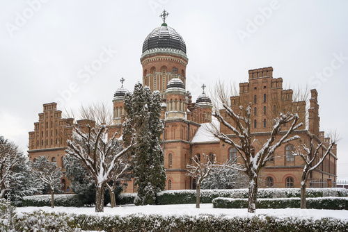 Fényképezés Orthodox Church of Three Saints on the territory of Chernivtsi National University on a snowy day