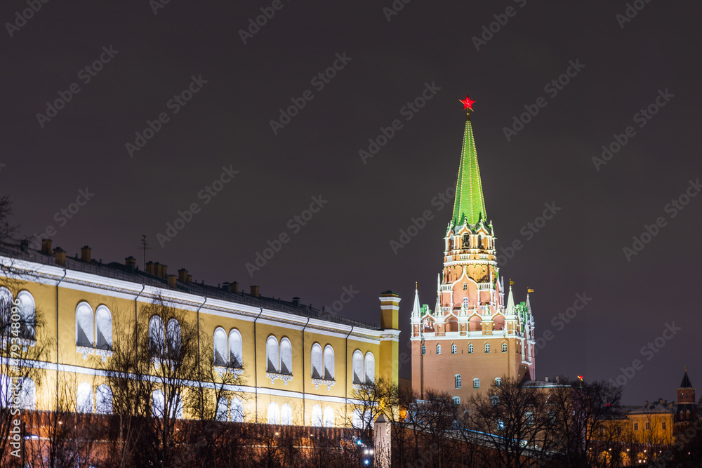 Obraz premium Moskvosiy kremlin in winter at night with illumination.
