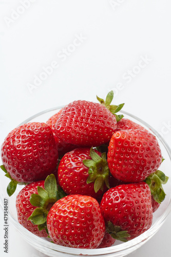 Fototapeta Naklejka Na Ścianę i Meble -  ガラスボウルに盛り付けられた旬の甘いイチゴ