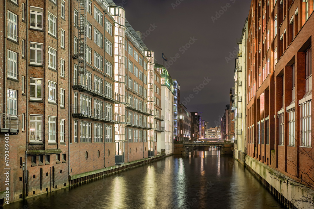 Naklejka premium Herrengrabenfleet Hamburg abends entzerrt Lichter