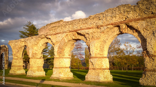 Aqueduc Romain du Gier à Chaponost au coucher du soleil, proche de Lyon, France - Ancient Roman Gier Aqueduct at Chaponost, neart Lyon, France