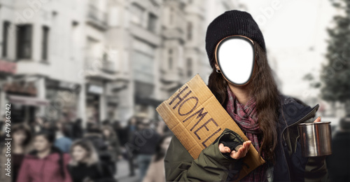 Fotografie A vagabond woman holds a cardboard sign with the inscription homeless and a steel begging cup