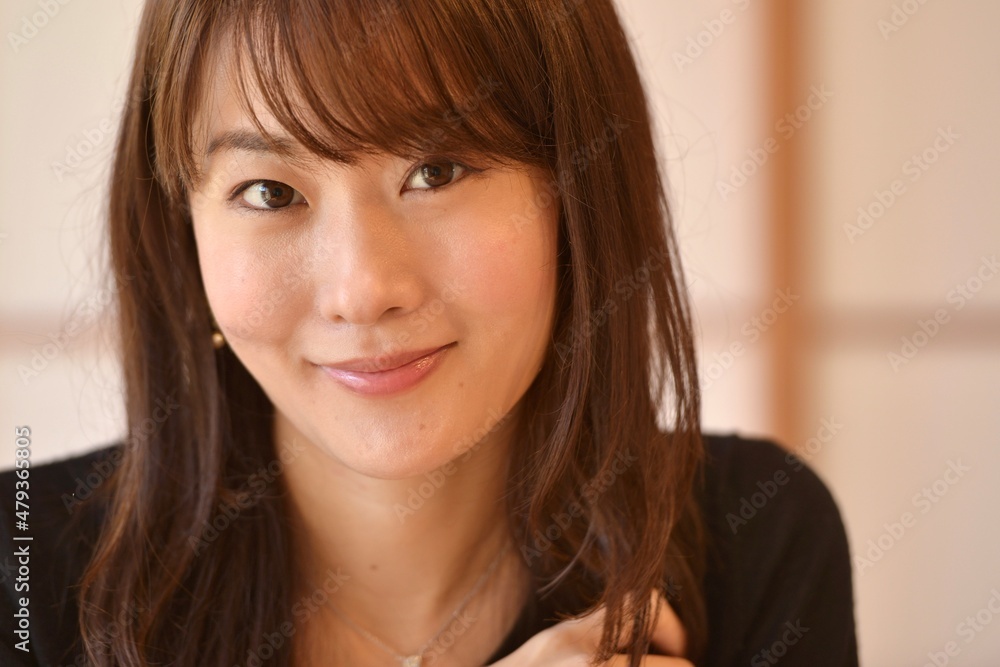 室内にて微笑む若く美しい女性のポートレート 室内にて微笑む若く美しい女性のポートレート