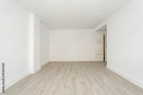 Unfurnished living room with white painted walls with ceramic stoneware floors