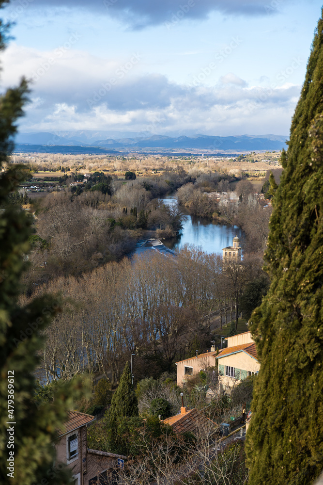 Vue sur l’Orb et les montagnes de l’arrière-pays de Béziers depuis le parvis de la Cathédrale Saint-Nazaire par un temps d’hiver nuageux (Occitanie, France)