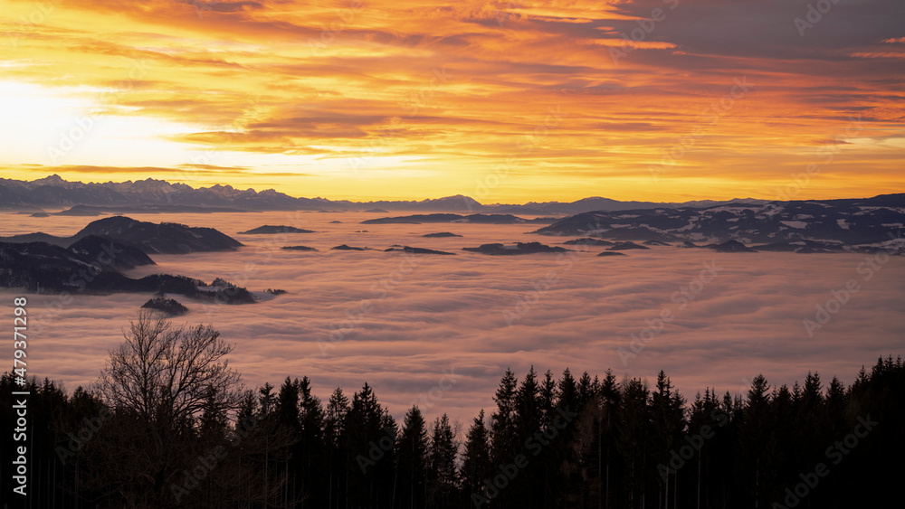 Abendstimmung über den Wolken im Schnee, Kärnten, Österreich