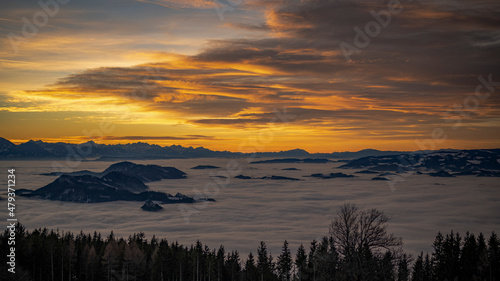 Abendstimmung über den Wolken im Schnee, Kärnten, Österreich