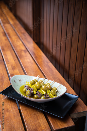 deliciosas tapas típicas de aceitunas anchoas en la brra de un bar del País Vasco