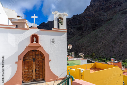 VALLE GRAN REY, LA GOMERA, Kanarische Inseln: Die Stadt mit dem Ortsteil La Calera - Kirche am Hang und Dächer photo
