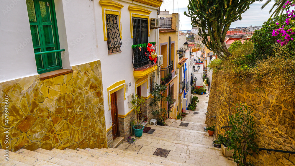 Obraz premium Calles del Barrio de Santa Cruz o Casco Antiguo, Santa Creu (o El Barrio) es la zona del casco antiguo de la ciudad sita en la ladera de una colina. La zona es famosa por su animada vida nocturna, sus