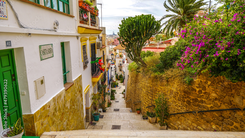 Obraz premium Calles del Barrio de Santa Cruz o Casco Antiguo, Santa Creu (o El Barrio) es la zona del casco antiguo de la ciudad sita en la ladera de una colina. La zona es famosa por su animada vida nocturna, sus