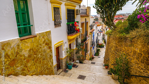 Calles del Barrio de Santa Cruz o Casco Antiguo, Santa Creu (o El Barrio) es la zona del casco antiguo de la ciudad sita en la ladera de una colina. La zona es famosa por su animada vida nocturna, sus