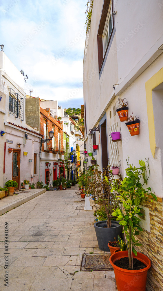 Obraz premium Calles del Barrio de Santa Cruz o Casco Antiguo, Santa Creu (o El Barrio) es la zona del casco antiguo de la ciudad sita en la ladera de una colina. La zona es famosa por su animada vida nocturna, sus
