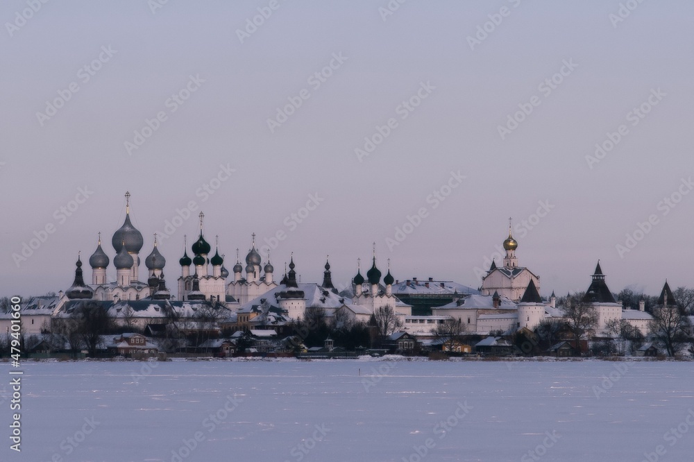 Fototapeta premium Temples of the sity of Rostov the Great on the shore of the lake in winter