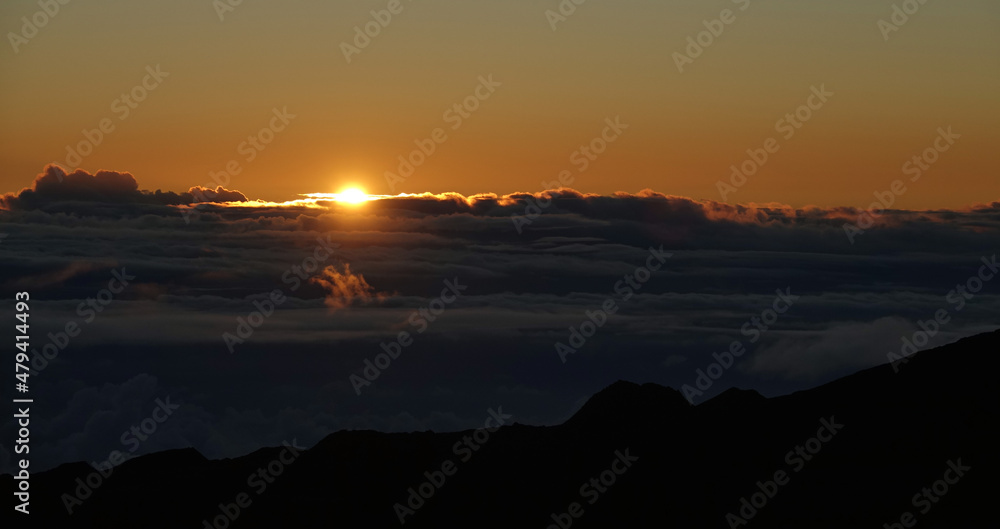 Lever du soleil sur le Piton de la Fournaise sur l'île de la Réunion
