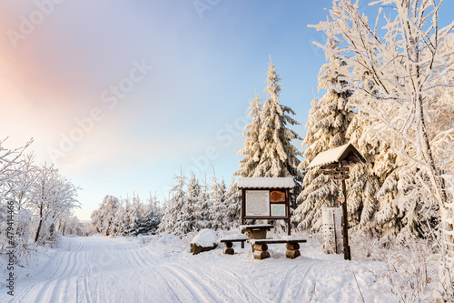Infotafel an einem Wander Rastplatz im Erzgebirge bei Winter und Schnee