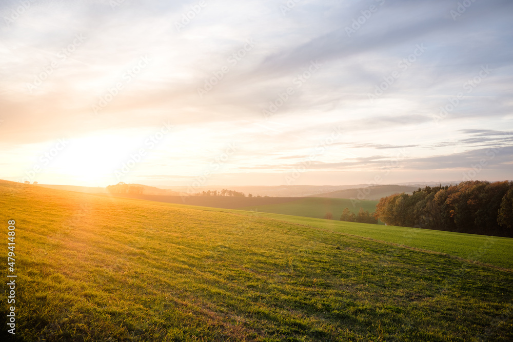 Sonnenaufgang über Feld Sonnenaufgang über Feld