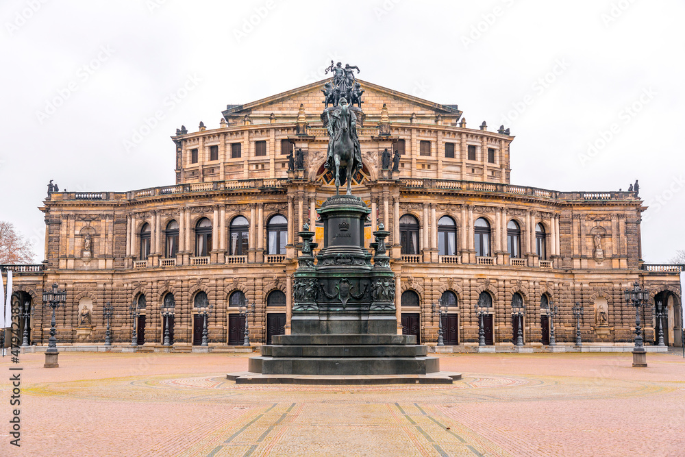 Obraz premium Semperoper building, the state opera house in the old town of Dresden, Germany