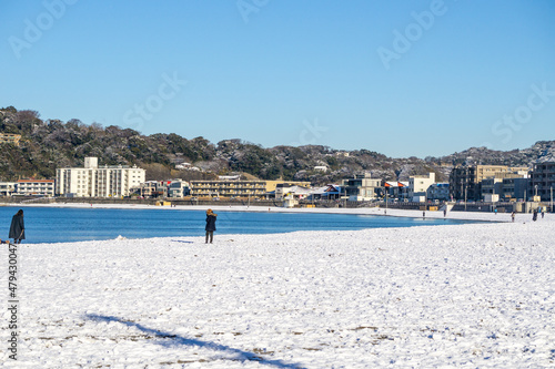 雪が積もった神奈川県の逗子海岸