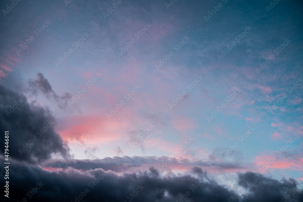 Cielo con nubes rosas y algodonosas