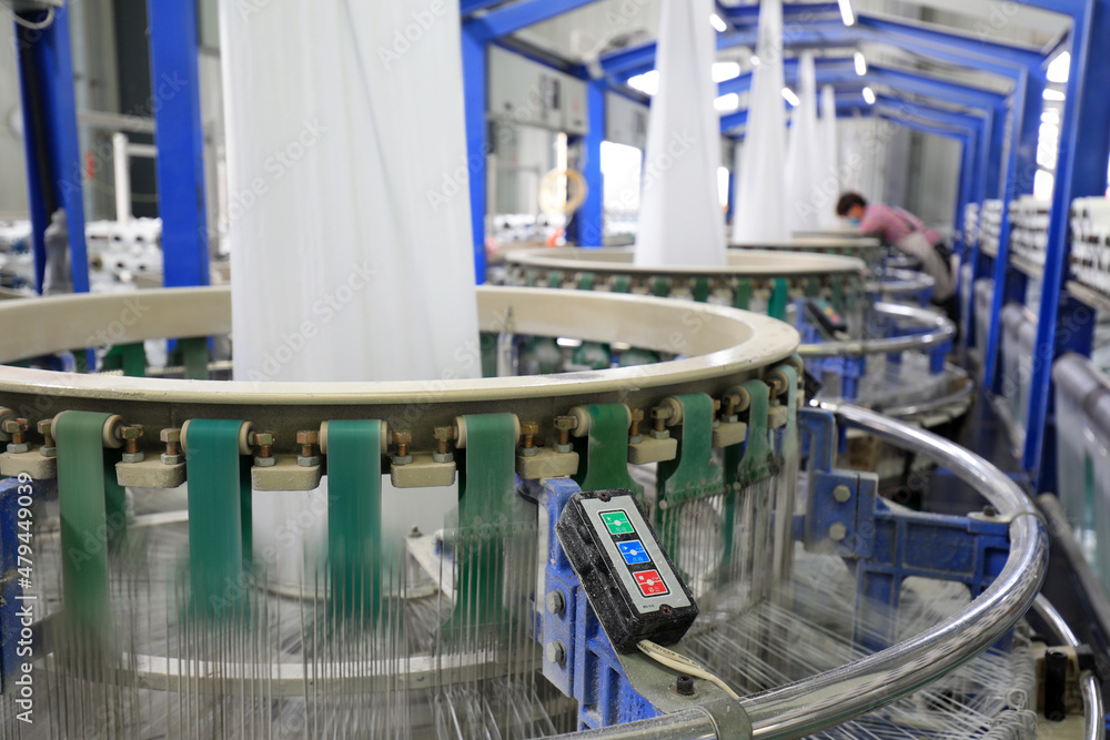 Workers work hard in the plastic weaving workshop, North China