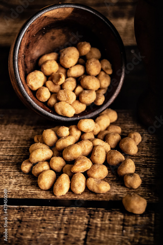 Fried peanut kernels with a salty spice coating.