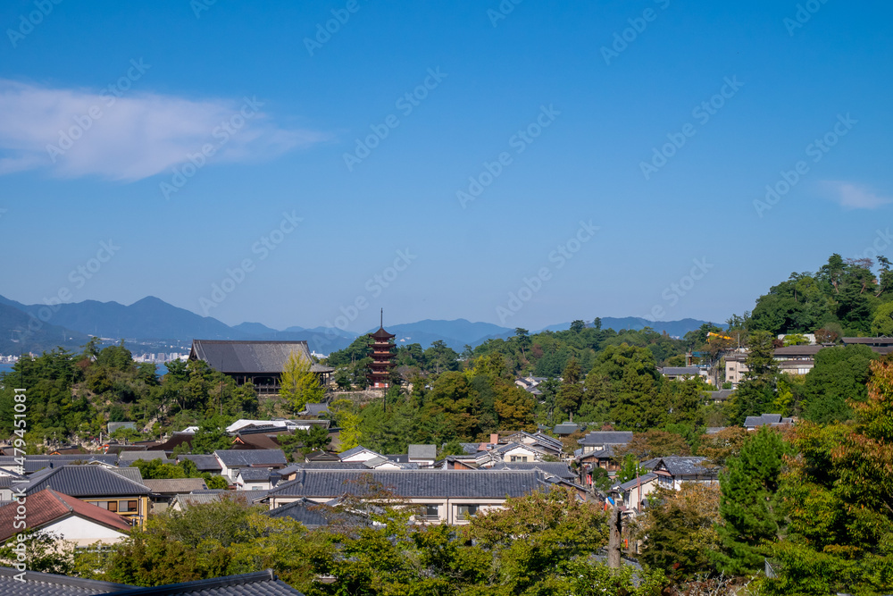 青空と美しい日本の家屋の風景