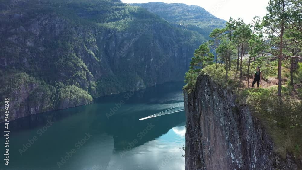 Vidéo Stock Woman enjoying spectacular view from edge of tall mountain ...
