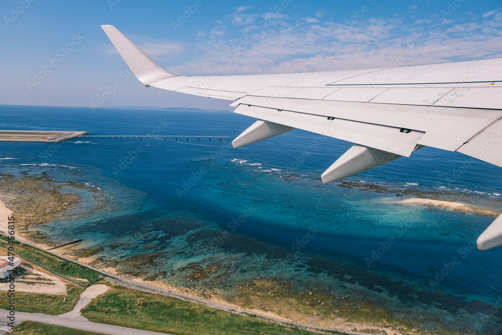 Fototapeta premium 飛行機の窓から見た南国の海