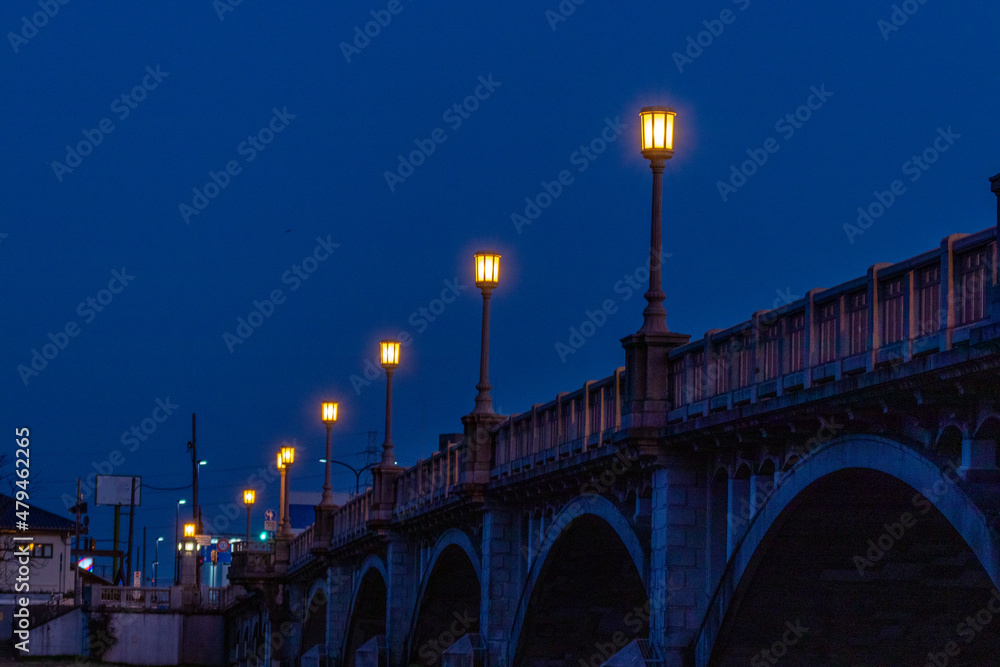 街灯が点灯した夜の橋