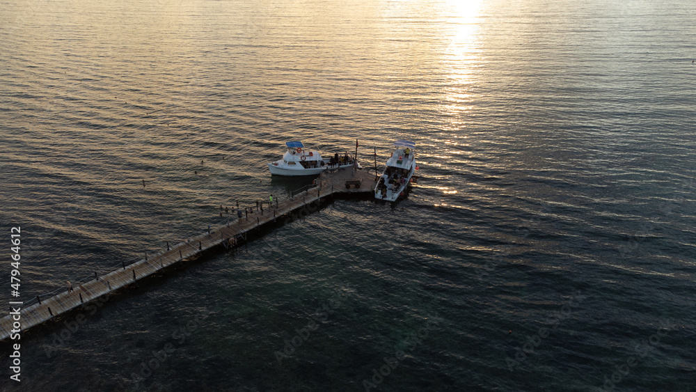 Φωτογραφία Aerial photo of a boat on the beach of Cozumel in Mexico