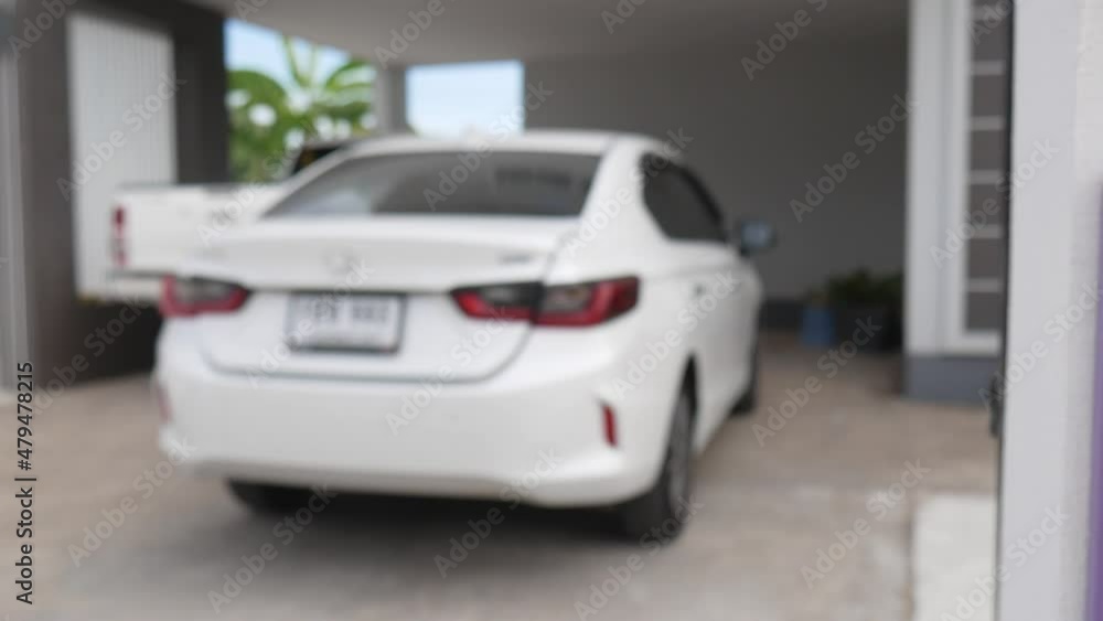 Open the trunk lid of sedan with the remote. Open the trunk lid of sedan with the remote.