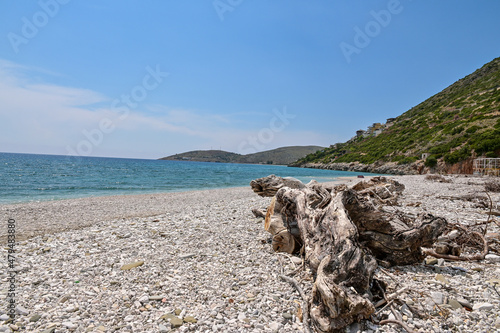 Fototapeta Naklejka Na Ścianę i Meble -  Strand am Meer in Albanien mit Treibgut, Bergen und blauem Himmel