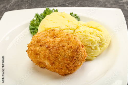 Crispy chicken cutlet with mashed potato